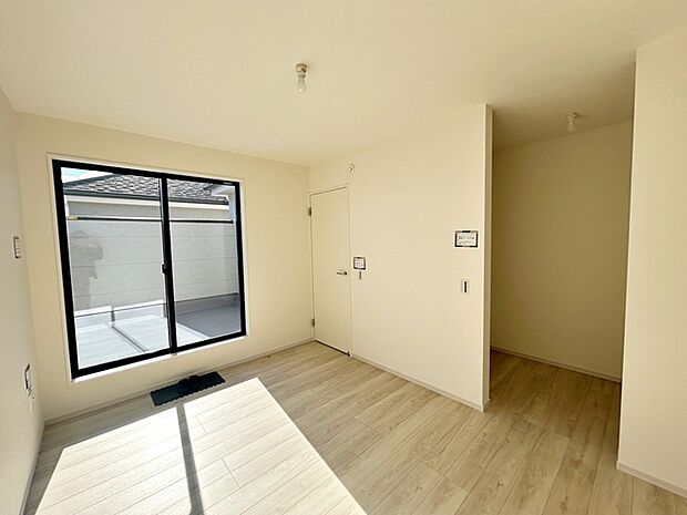 【洋室約7.5帖】 南向きならではの恵まれた採光・通風。明るいお部屋は開放感がありますね。