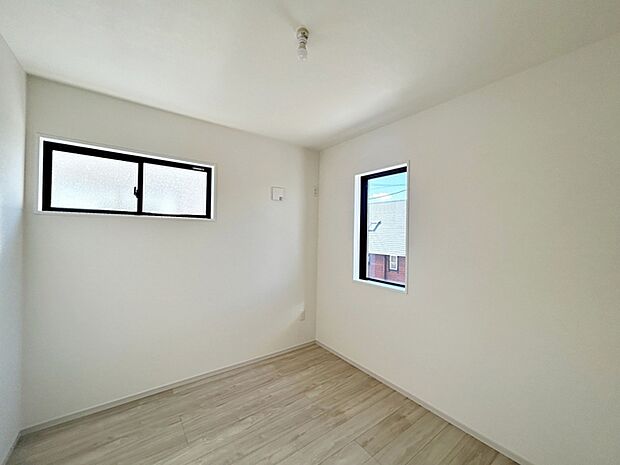 【洋室約5帖】 お子様にとっての初めての「自分の部屋」。学習机やベッドの配置もラクラクです。