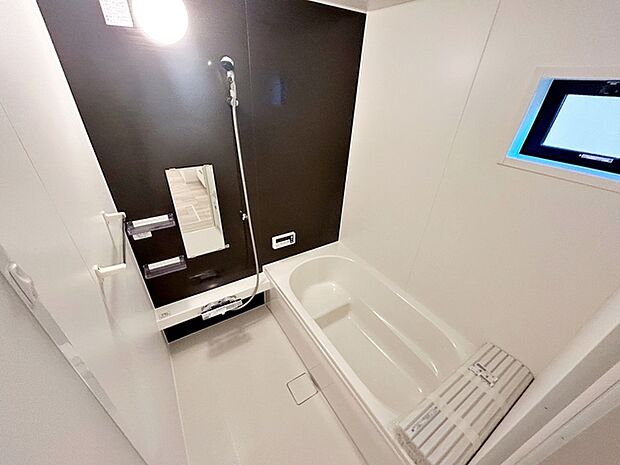 【浴室】 洗い場にも余裕があり、お子様との入浴もしやすい設計です。