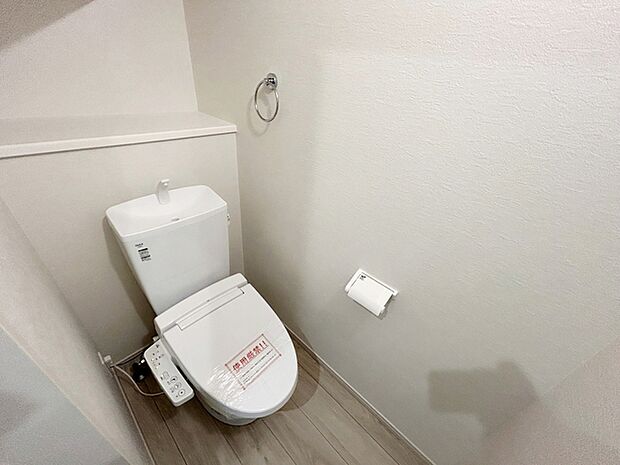 【トイレ】 お手洗いは1階にも2階にもございます。混雑する時間帯も、2か所あると助かります。うれしい温水洗浄便座です。