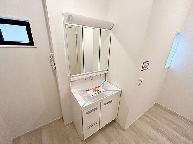 【洗面台】 使いやすい、戻しやすい、細々したグッズをたくさん収納できる三面鏡仕様の洗面化粧台です。