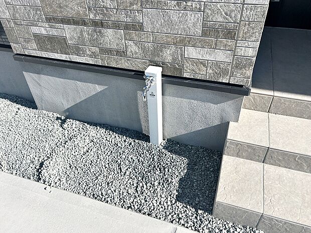 玄関横には立水栓が設置されています!お庭の水撒き、洗車、お掃除、お子様の水遊びなど便利です!