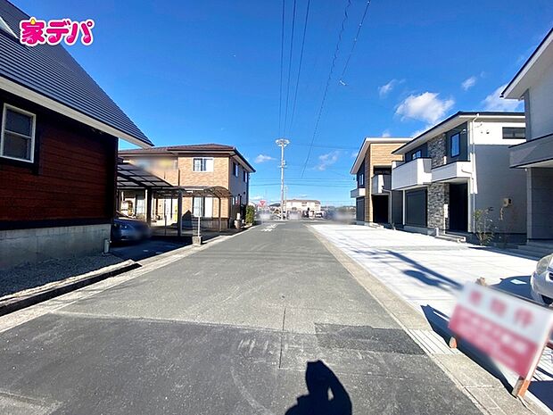 前面道路:西側約6m幅、車通りが少なく駐車が苦手な方でも安心の道路幅です