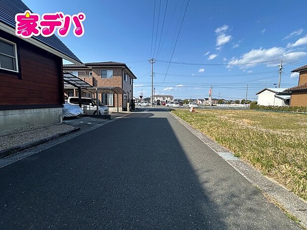 前面道路は約6ｍあり駐車もスムーズに行えます