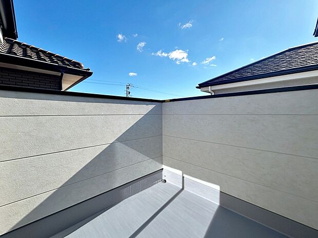 【バルコニー】 洗濯物が多い日も、シーツや掛け布団を天日干ししたいときにも嬉しい、広々バルコニーです!