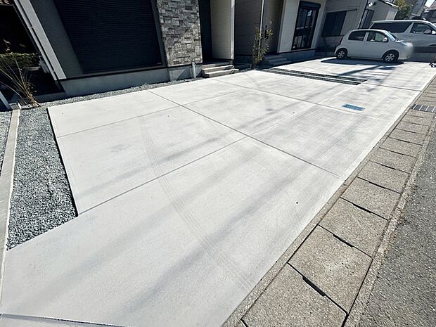 駐車場は3台分を確保、並列で駐車できます。玄関までの動線が短く、買い物帰りの荷物の持ち運びもラクラクです。 