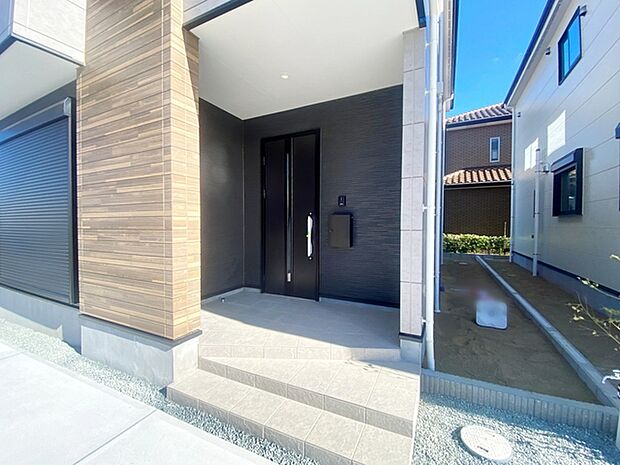 【玄関】 玄関が深い位置にあるので雨に濡れることなく身支度ができます