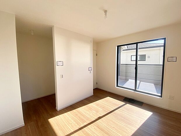 【洋室約7.7帖】 寝室には大きな収納スペースがあり、室内を広々と利用できます!