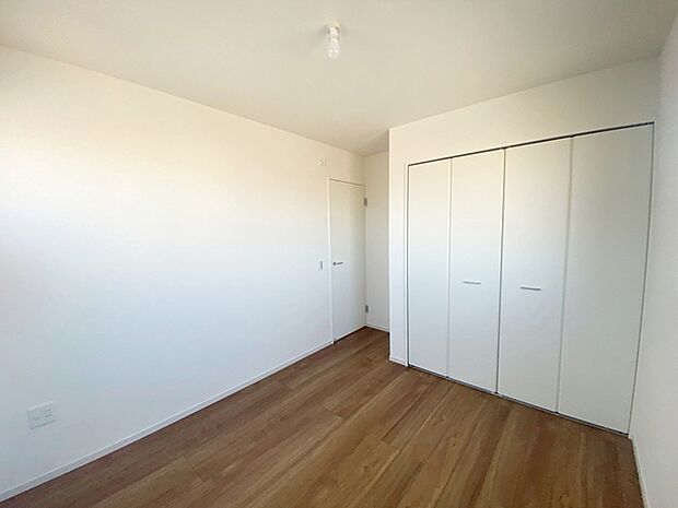 【洋室約5.2帖】 お子様の一人部屋に最適な居室です。クローゼット付きで自然とお片付けできる環境に！ 