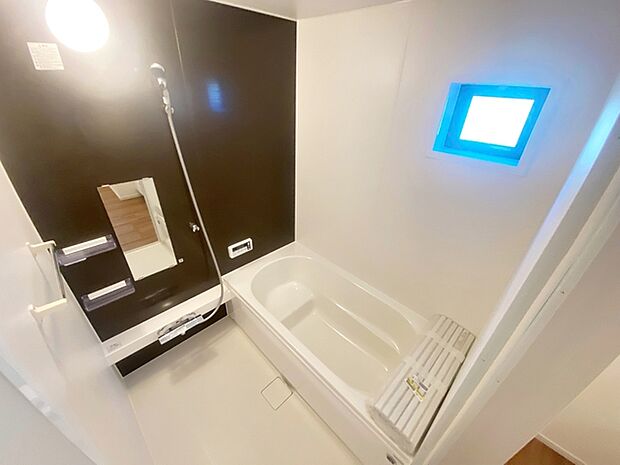 【浴室】 防水性や保温性に優れたシステムバスルーム！洗い場と脱衣所の段差が少なくバリアフリー 