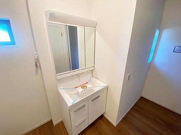 【洗面台】 洗面台の三面鏡の裏には収納があるので、見られたくないものの収納に便利