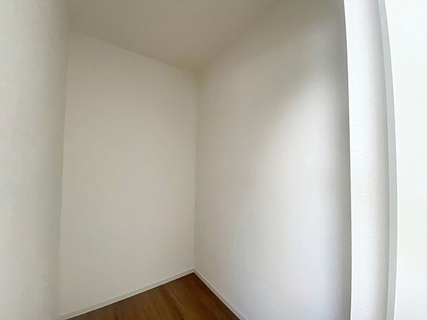 【1階ウォークインクローゼット】 洗濯した物をまとめてこちらに収納出来ます!家事が楽になりますね