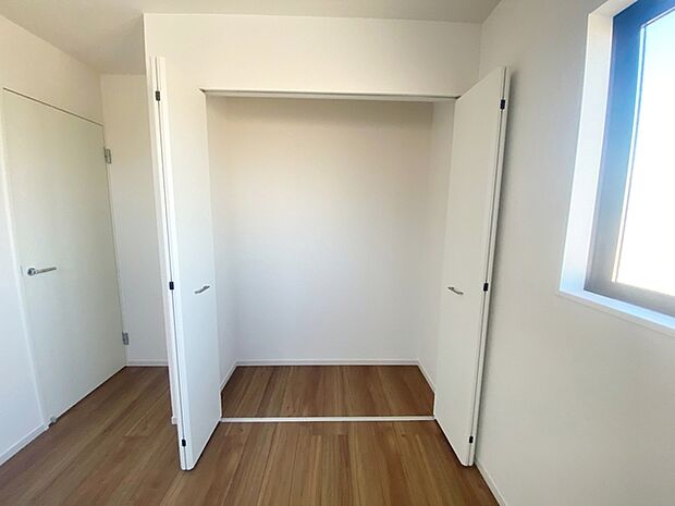 【クローゼット】 パイプハンガー付きのクローゼットは服を畳まず収納でき大切な衣類をシワや日焼けから守ります。   