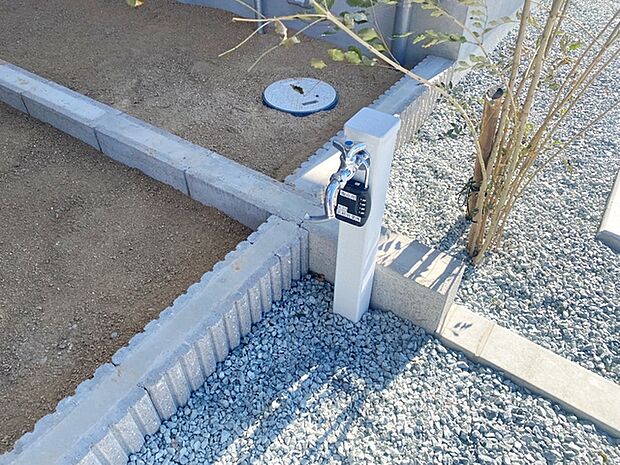 玄関横には立水栓が設置されています!お庭の水撒き、洗車、お掃除、お子様の水遊びなど便利です!