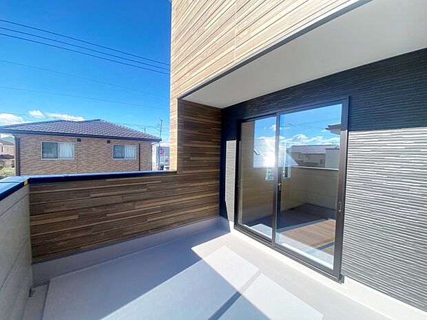 【バルコニー】 陽当たり良好で、晴れた日には洗濯物がカラッと乾きますね