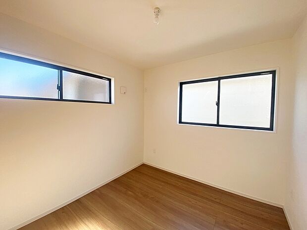 【洋室約5.2帖】 2面採光で、晴れの日の日中はいつも明るい室内に。窓を開放すれば気持ちの良い風が入ります。 