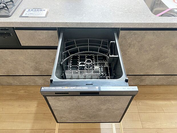 【食器洗浄乾燥機】 ゆっくりお料理やおしゃべりを楽しんでいる間も、食洗機が働いてくれます。