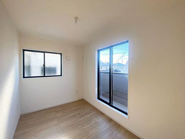 【洋室約5.6帖】 ベッドと学習机を置いても圧迫感の少ない、毎日の生活がしやすい設計です。