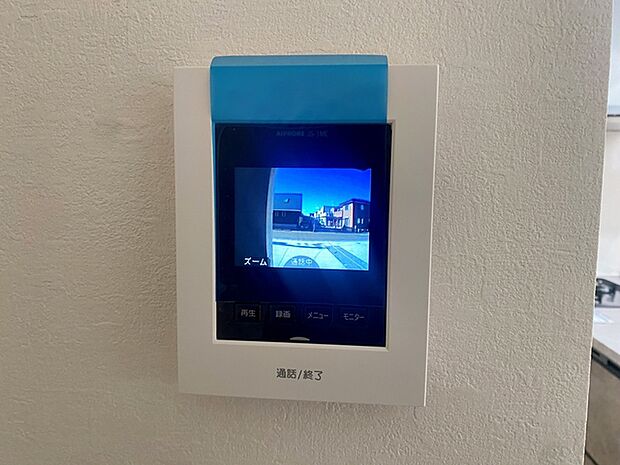 留守中の来訪者画像を自動で録画・保存できる録画機能を内蔵。防犯性に優れた安心のシステム。スッキリとしたデザインで、誰でも簡単に操作していだけます。