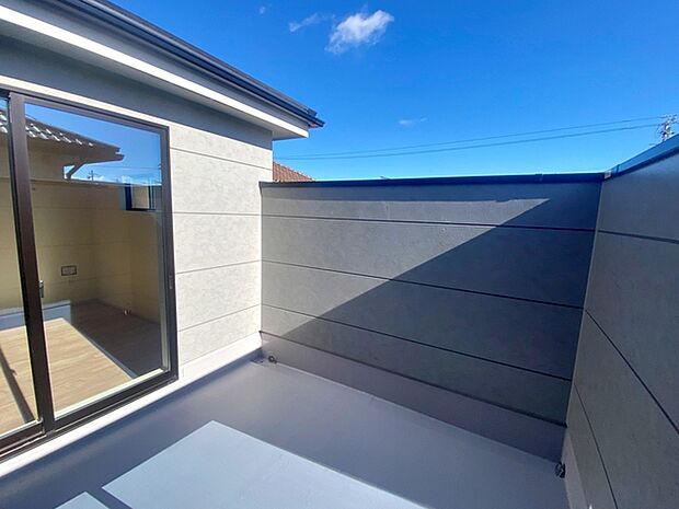 【バルコニー】 太陽の光を直接浴びることができるので晴れの日は乾きも早く快適にお使いいただけます。