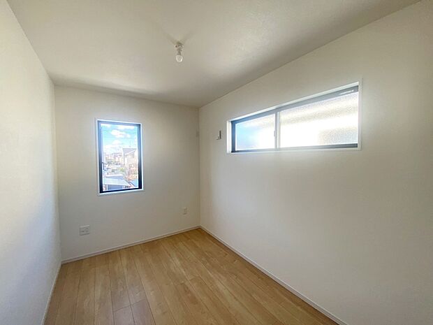 【洋室約5.0帖】 2面採光で、晴れの日の日中はいつも明るい室内に。窓を開放すれば気持ちの良い風が入ります。