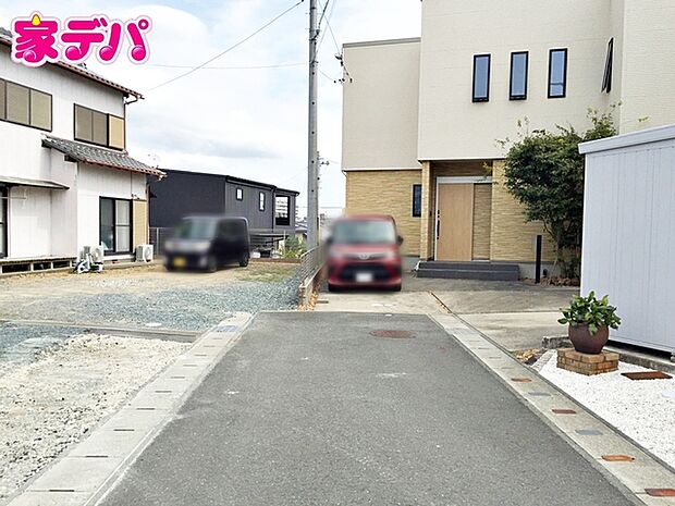 静かな住宅街で、車の出入りもスムーズです。 