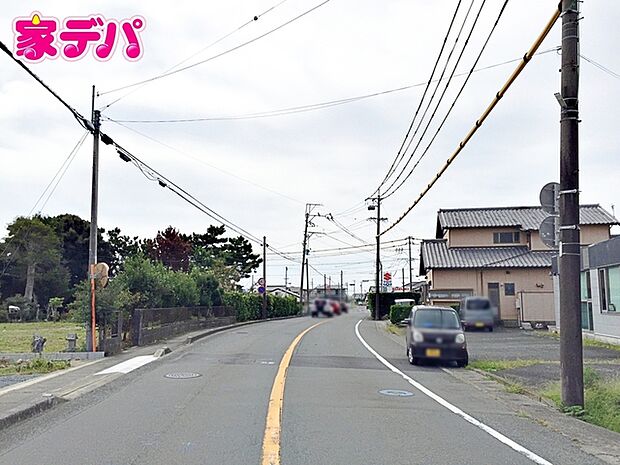 前面道路はゆとりの9.8m!車通りが少なく、駐車が苦手な方でも安心の道路幅です