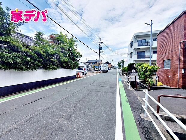 前面道路は約7.1mあり駐車もスムーズに行えます