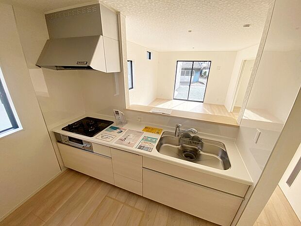 【キッチン】 小さなお子様にも目が届く、使い勝手の良い対面キッチンで楽しくお料理ができます！