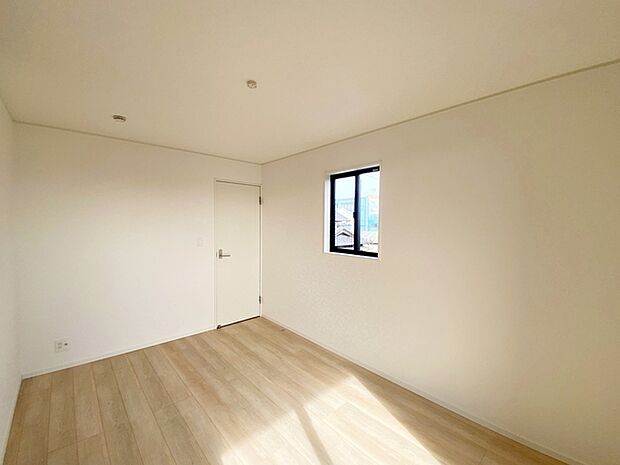 【洋室7.2帖】 寝室には大きな収納スペースがあり、室内を広々と利用できます!