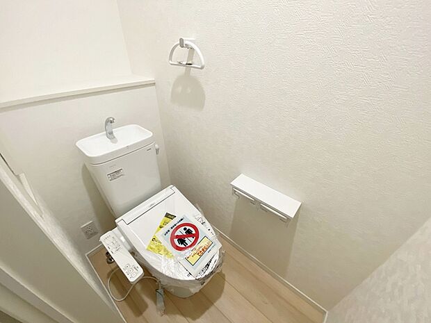 【トイレ】 トイレは各階に1つずつあるので、1階と2階を行き来する必要がありません。   