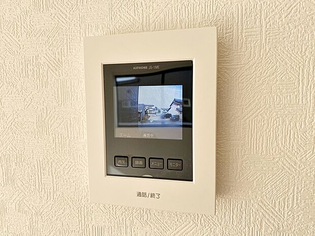 留守中の来訪者画像を自動で録画・保存できる録画機能を内蔵。防犯性に優れた安心のシステム。スッキリとしたデザインで、誰でも簡単に操作していだけます。