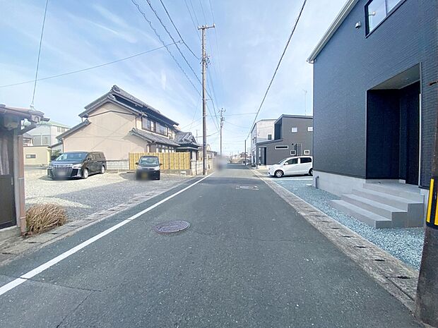 前面道路：北側約6.2ｍ幅、前面道路は公道で、車のすれ違いもらくらく広々6.2ｍの幅があります 