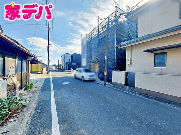 前面道路は公道で、車のすれ違いもらくらく広々6.2mの幅があります