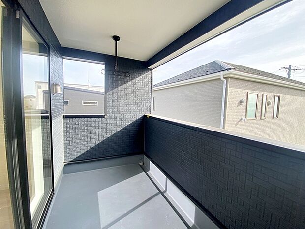 【バルコニー】 2部屋からアクセスできるバルコニー。家族分の洗濯物もたっぷり干せます。日当たりも良好です!