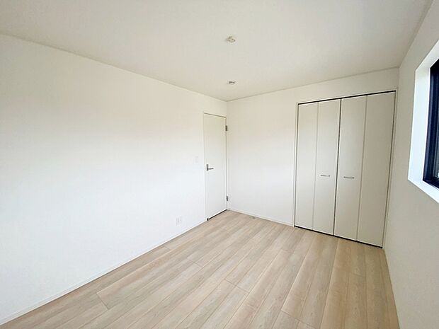 【北側洋室6帖】 しっかりとした大きさのクローゼットを完備し、収納スペースも十分です。 