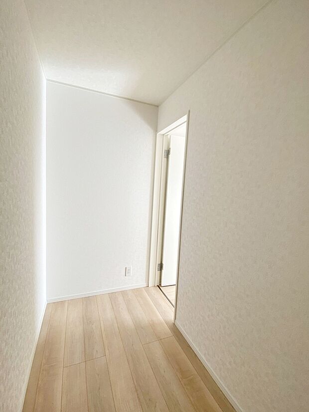 【ストレージルーム】 テレワークルーム、アイロンがけなどの作業部屋として活用することもおすすめです  