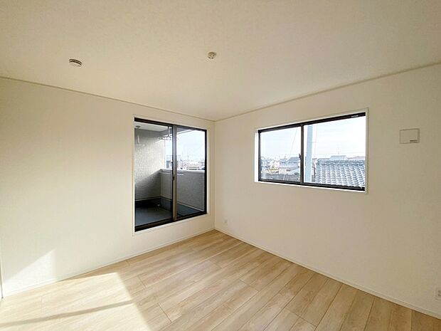 【洋室7.5帖】 主寝室です。二面採光で明るく、風通しも良好です。ご夫婦のくつろぎの場所として最適です!