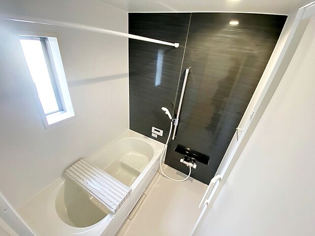 【浴室】 窓があるので、昼間は窓を開け、自然の風を取り込み、浴室のカビの繁殖を抑えられ、助かります。  