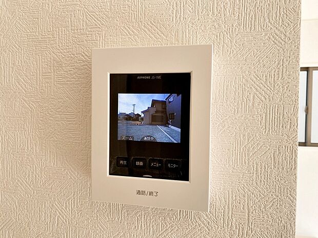 留守中の来訪者画像を自動で録画・保存できる録画機能を内蔵。防犯性に優れた安心のシステム。スッキリとしたデザインで、誰でも簡単に操作していだけます。