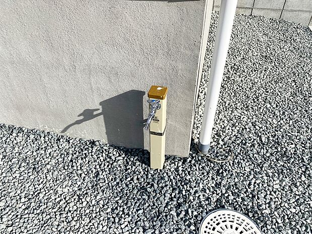 立水栓が設置されています！お庭の水撒き、洗車、お掃除、お子様の水遊びなど便利です！ 