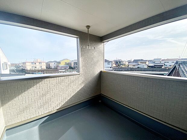 【バルコニー】 2部屋からアクセスできるバルコニー。家族分の洗濯物もたっぷり干せます。日当たりも良好です!