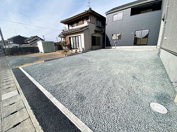 駐車スペースは3台分以上を確保！並列駐車が可能で車の出し入れもしやすく、運転の苦手な方にも安心です 