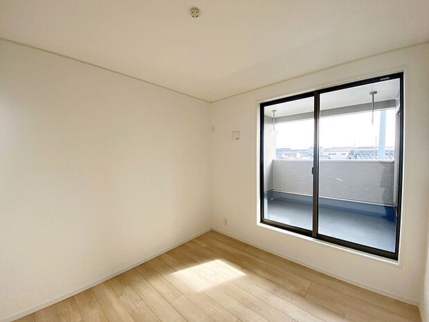 【洋室5.75帖】 家具の配置がしやすい間取りで、お好みのインテリアを楽しめる洋室です。  