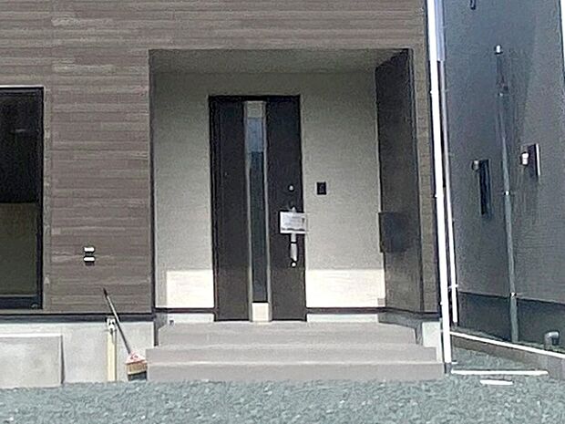 【玄関】 雨の日の出入りも濡れにくい玄関ポーチ