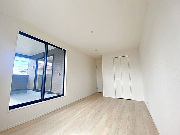 【洋室8帖】 大きなベッドを置いてもゆったり過ごせるプライベート空間です。バルコニーにも出られます。