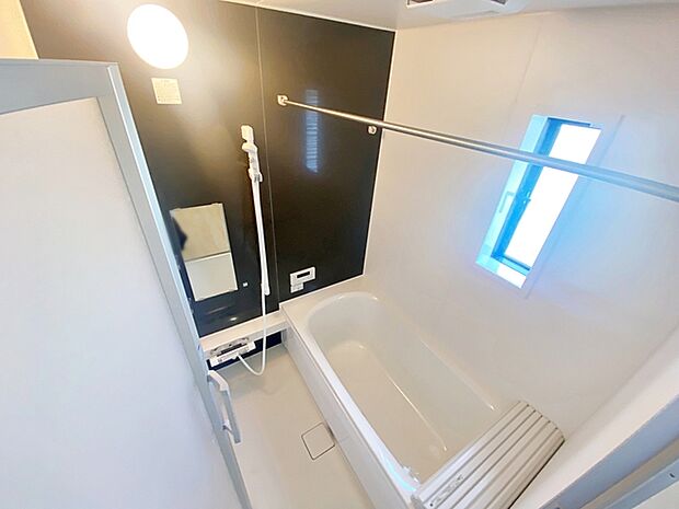 【浴室】 防水性や保温性に優れたシステムバスルーム!洗い場と脱衣所の段差が少なくバリアフリー