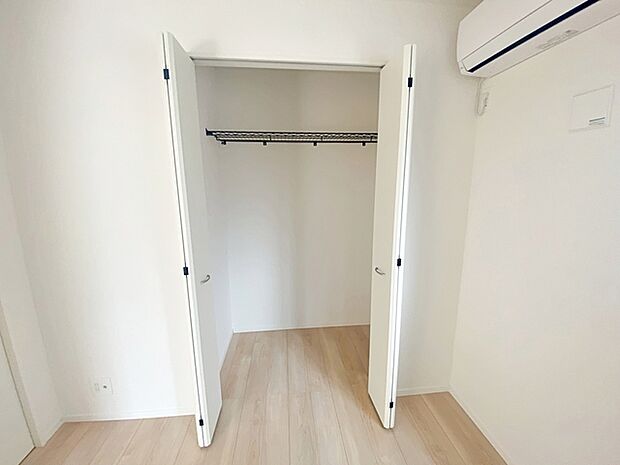 壁面クローゼットがあればタンスを置く必要がなく、出っ張りのないスッキリ空間を維持できます。