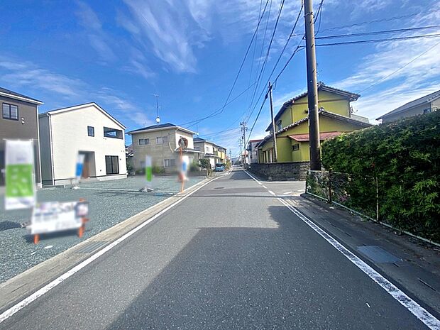 前面道路:南側約5.7m幅、西側約3.3m幅。角地の為、日当たり良好です。