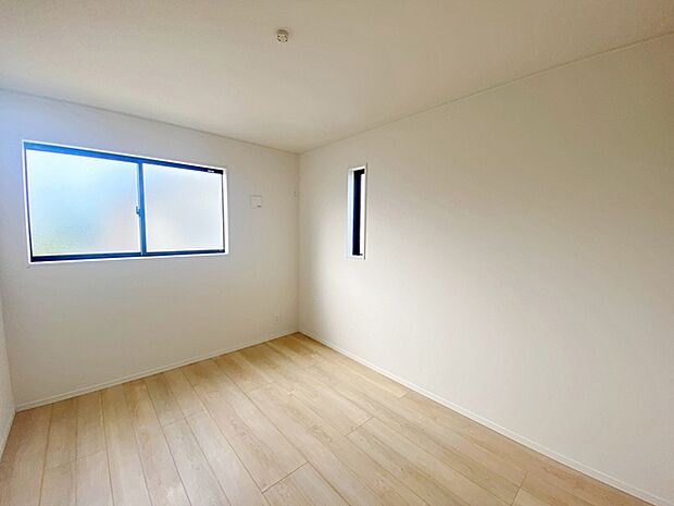 【洋室6帖】 2面採光で、晴れの日の日中はいつも明るい室内に。窓を開放すれば気持ちの良い風が入ります。